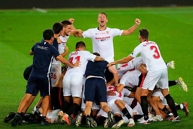 Turnuvanın en başarılı ekibi Sevilla, çıktığı 6. finalden de kupayla ayrıldı.