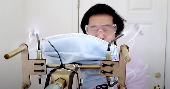 Maskesiz Dolaşan İnsanları Tek Atışta Maske ile Buluşturan Muhteşem Tabanca