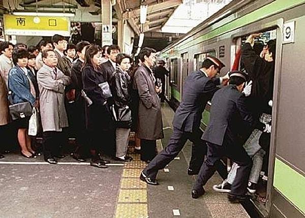 9. Japonya'da yoğun saatlerde metroda boş alan bırakmamak için görevliler herkesi vagonun içine itiyor.