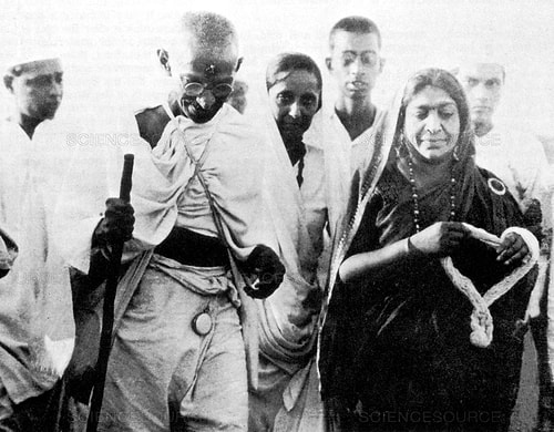 Gandhi'nin Posta Kutusuna Bırakılan Gözlüğü Rekor Fiyata Satıldı