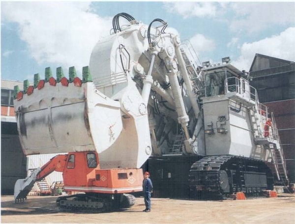 6. «Экскаватор нормального размера легко помещается в ковш такого большого».