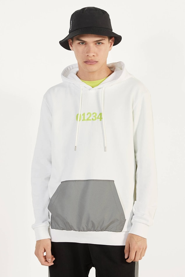 11. Bershka'nın cep detaylı beyaz sweatshirt'ü de sade ama çok hoş...