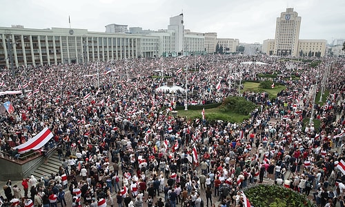 Belarus Lideri Lukaşenko'dan Protestoculara Otomatik Silahla Gözdağı