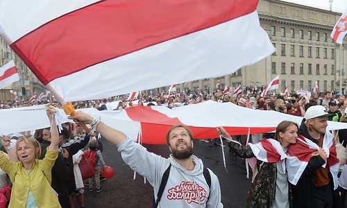 Belarus Lideri Lukaşenko'dan Protestoculara Otomatik Silahla Gözdağı