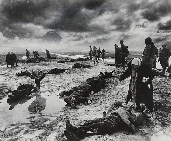 1. Kırımlı kadınlar Almanlar tarafından öldürülen yakınlarını arıyor.