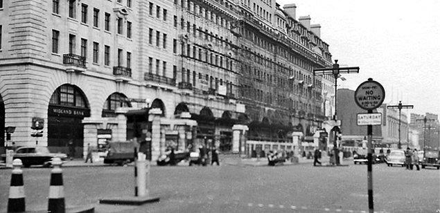 Tarihler 11  Eylül 1971'i gösterdiğinde İngiltere'nin Londra şehrindeki Baker Sokağının hemen köşesinde yer alan Lloyd Bankası'na bir soygun düzenlendi.