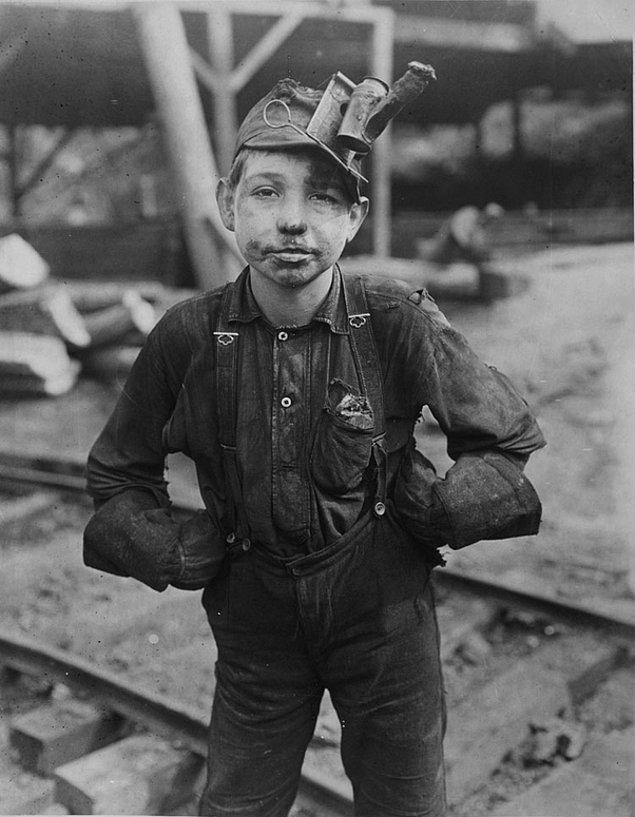 13. Bu çocuk bir maden işçisi.
