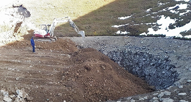 Yapılan kazı sonrasında gölün eski haline döndürülmesi için çalışmalar yapıldı. Silindirle tabanı hazırlanan göl alanına, yandaki dereden boru hatlarıyla doğal kaynak suyu verilmeye başlandı, ancak iflah olmadı...
