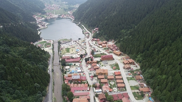 Ancak Uzungöl de kaçak ve çarpık yapılaşmayla mahvolan güzelliklerimizden biri.