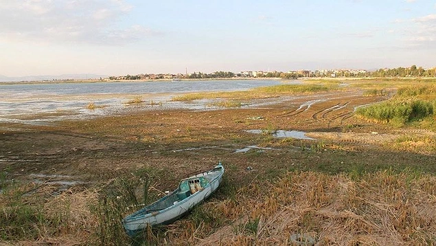 Aşırı su kullanımı, kirlilik gibi nedenlerle ortalama su seviyesi 26 metreden 3-4 metreye kadar düştü.