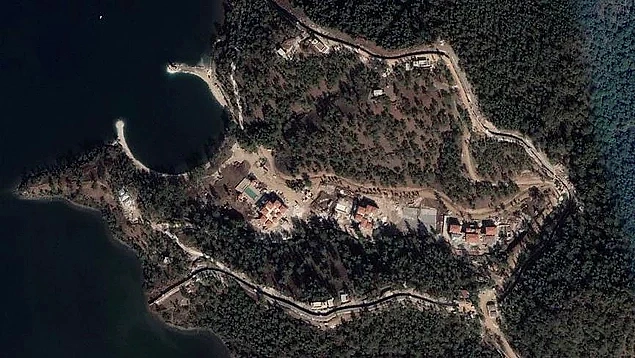 2019 yılında hizmete girmesi beklenen yazlık saray için binlerce ağaç kesildi ve plaj dolduruldu.