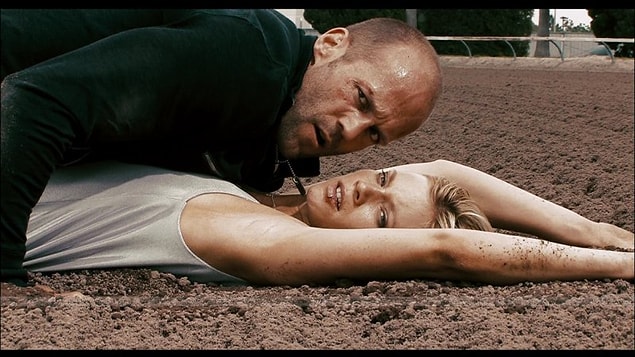 13. Jason Statham halka açık bir alanda kalçalarını sergilemek zorunda kalmış.