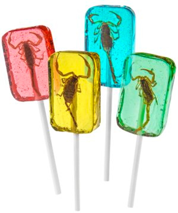 12. Конфеты с такими существами, как насекомые и скорпионы, являются одними из любимых вещей детей в Китае.