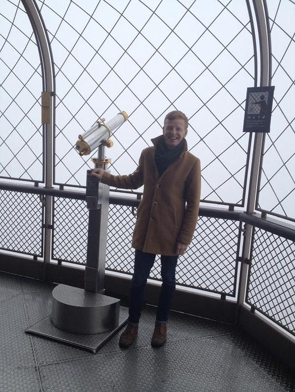 3. "Eiffel Kulesi'ne çıkıp manzarayı görmeye gittim, sise bakın."