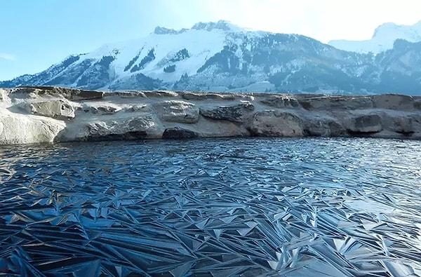 11. İsviçre'de donmuş bir göl.