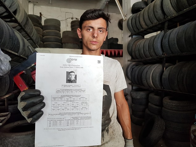 Babasıyla birlikte Tire Sanayi Sitesi'nde lastik tamircisi olarak çalışan Ayhan, durumun düzeltilmesini bekliyor.