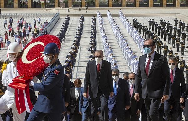 Erdoğan, Anıtkabir Özel Defteri'ni imzaladı: 'Türkiye bilhassa Doğu Akdeniz'de tehdit, yıldırma ve şantaj diline boyun eğmeyecek'