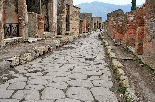 15. Patlama sırasında Pompeii'deki çoğu bina inşaat halindeydi çünkü sürekli olan depremler binalara zarar vermişti.
