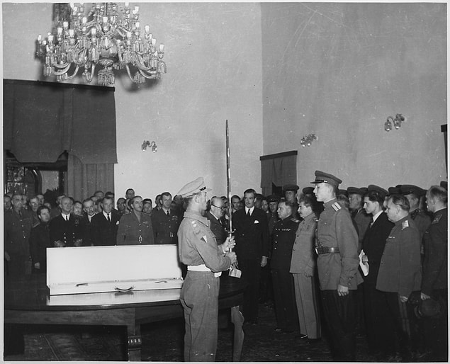 6. Birleşik Krallık'ın o zamanki kralı VI.George , Joseph Stalin'e armağan edilmek üzere bir kılıç tasarlattı.