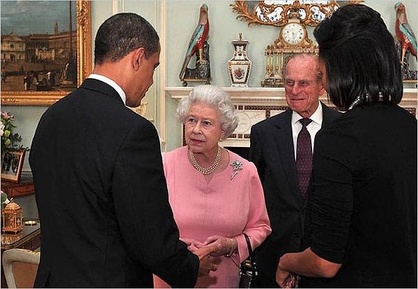 7. Barack Obama , 2009'daki İngiltere ziyareti sırasında başbakan ve Kraliçe'ye bazı ilginç hediyeler verdi.