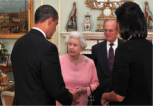 7. Barack Obama , 2009'daki İngiltere ziyareti sırasında başbakan ve Kraliçe'ye bazı ilginç hediyeler verdi.