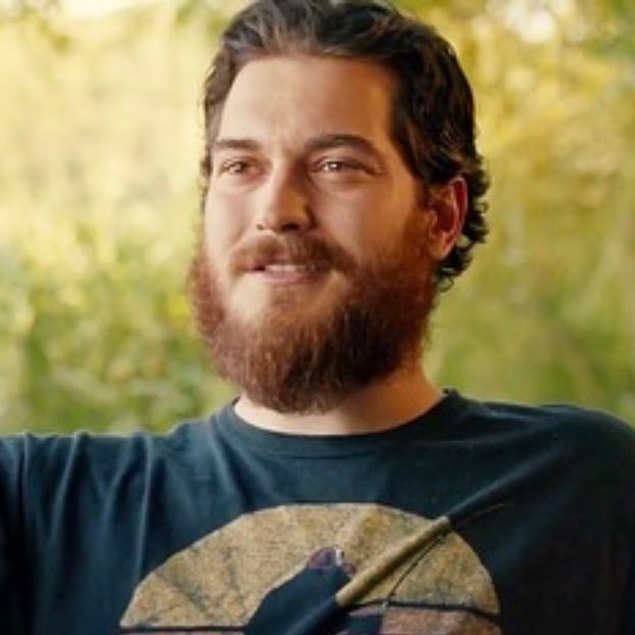 Menajerimi Ara dizisinin 3. bölümüne konuk oyuncu olarak katılan Çağatay Ulusoy’un yeni tarzı yine çok konuşulacak gibi 😂