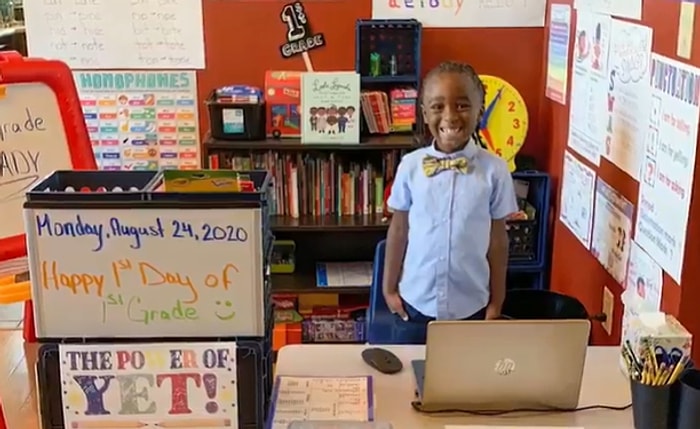 Koronavirüs Nedeniyle Online Eğitim Alacak Çocukları İçin Evin Bir Bölümünü Sınıfa Çeviren Aile