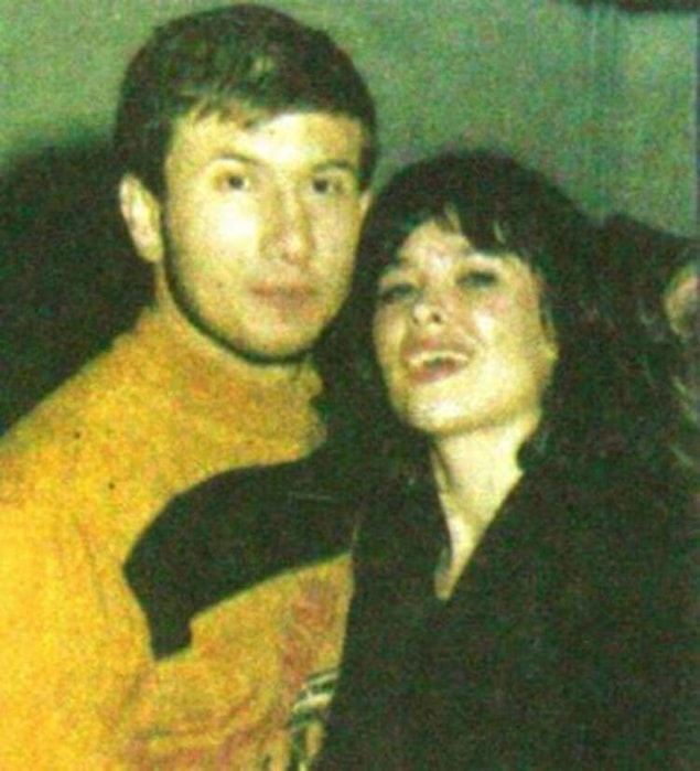 Tanju ve Hülya aşkı bu şekilde patlak verdi ve bir şekilde ikili, aynı fotoğraf karesine girmekten imtina etmedi. Hatta bir şehir efsanesine göre Aysu Hanım bu ikiliyi birlikteyken bastı ama bu konu hiçbir zaman kesinlik kazanmadı.
