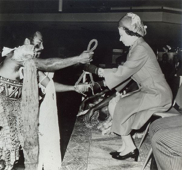 При посещении королевы Фиджи в 1977 году местные повара подготовили традиционную церемонию.