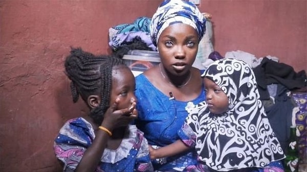 Рисикат, чья семья не имеет голубых глаз ни со стороны матери, ни со стороны отца, добавляет, что она очень счастлива быть обладательницей такого цвета глаз, который она смогла передать и своим детям.