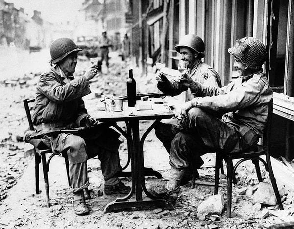 3. İkinci Dünya Savaşı sırasında birkaç asker.