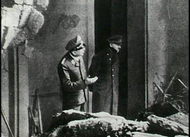 7. İntiharından iki ay önce Hitler sığınağın dışındaki yıkıntılara bakıyor.