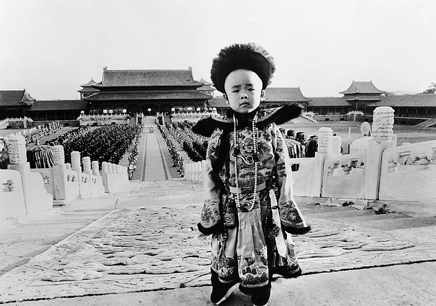Puyi, 3 yaşındayken 1908'de Çin İmparatoru olarak tahta çıktı.
