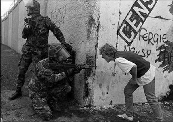 8. İrlandalı genç Britanyalı askere protesto sırasında bağırıyor.