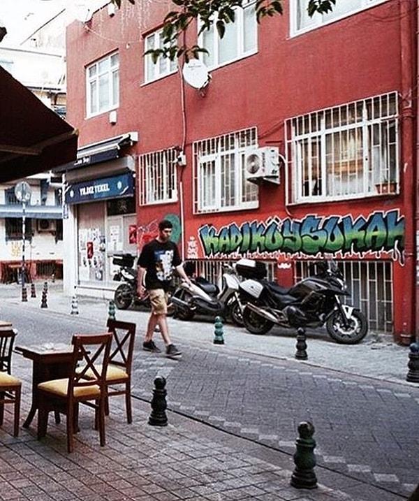 Kadıköy Belediyesi, İstanbul'un en renkli belediyelerinden bir tanesi. Sanatçıların yaptığı graffiti ve mural eserleri, ilçenin duvarlarını süslüyor.
