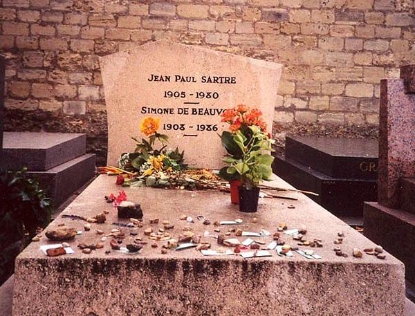1986 yılında hayata veda eden ünlü filozof, Sartre'nin mezarının yanına gömülür.