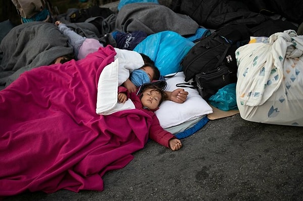 Türkiye'den botlarla yapılan geçişte göçmenler için ilk karaya çıkma noktası konumunda bulunan Moria Kampı, yıllar içindeki kapasitenin çok üzerinde göçmene ev sahipliği yapması nedeniyle de eleştiriliyordu.