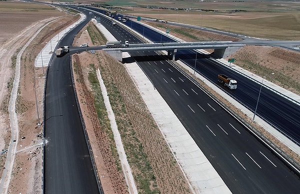 Kamu ihalesi denildiğinde akla AKP'ye yakınlığıyla bilinen Makyol, Kalyon, Cengiz İnşaat, Limak ve Kolin şirketleri geliyor. 👇