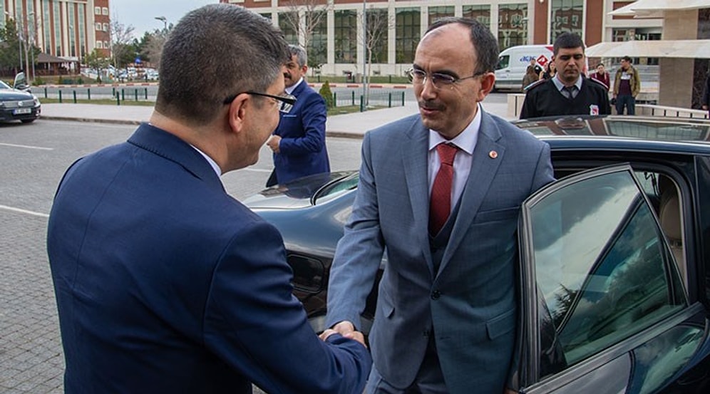 Araba Sevdası: Çiçeği Burnunda Rektör Lüks Araç Kiraladı