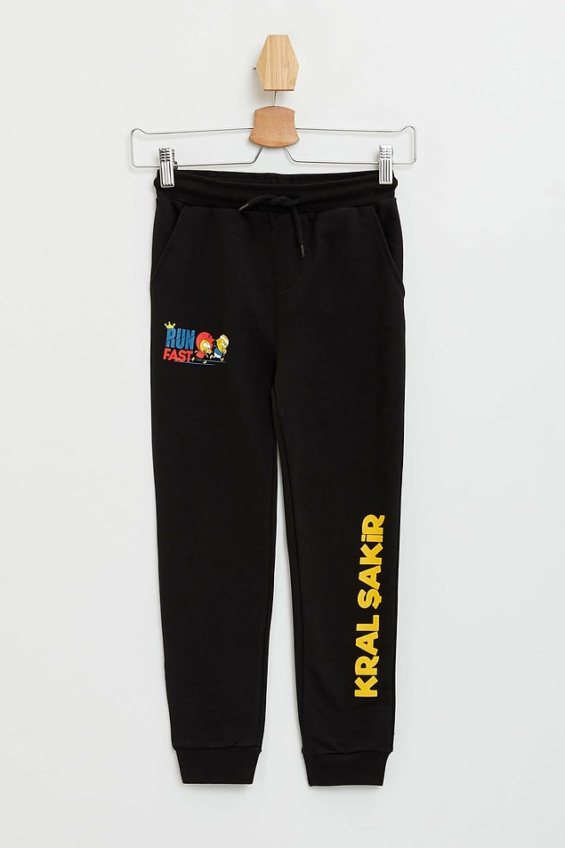 13. Kral Şakir sevenler burada mı? Bu slim fit jogger pantolonun 3 yaştan 13 yaşa kadar bedeni mevcut.
