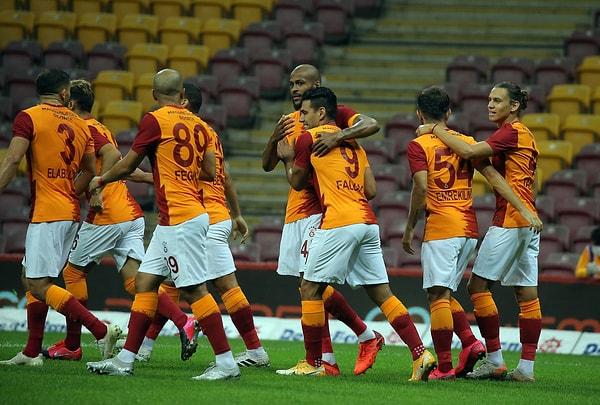 İlk yarı Galatasaray'ın 3-0'lık üstünlüğüyle sona erdi.