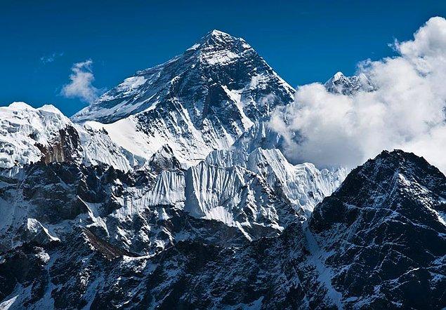 5. Everest Dağı'nda 250'den fazla kişinin cesedi bulunmaktadır.