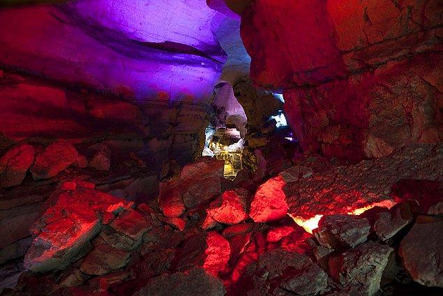 Mağara Seydişehir-Antalya kara yolunda yer alan Toros Dağları üzerinde bulunuyor.