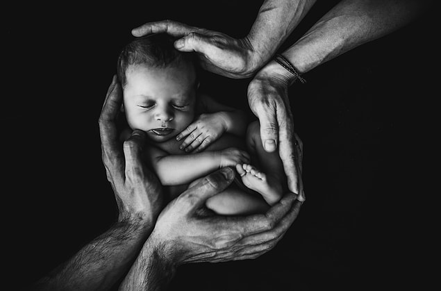Bu konu hakkında bizlerin de kafasında birçok soru işareti oluştu ve hem konuyu araştıran hem de 'Birth Rights and Wrongs' adlı kitabında ele alan uzman Dov Fox'un söylediklerini sizler için derledik.