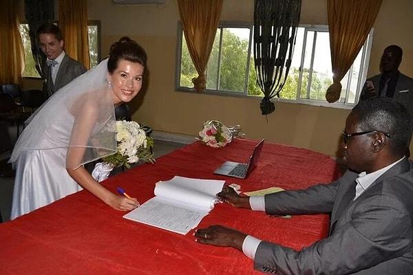 "Senegal'de Vasiliy ile evlendim. Evliliğinizin tek eşli olup olmadığını düğün töreni sırasında netleştirmeniz gerekiyor. Senegalli kocalarına çok eşlilik hakkı tanıyan bazı yabancı kadınlar olduğunu biliyorum. Ayrıca, kelimelerinize güç katmak için 3 kez 'evet' demeniz gerekiyor."