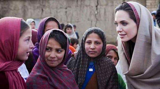 11. Yardımseverliği ile bilinen Jolie, Birleşmiş Milletler'in İyi Niyet Elçisi oldu.