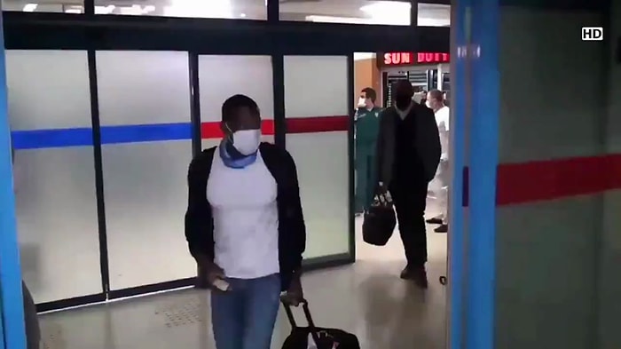 Siyahi Yolcuyu Trabzonspor'un Yeni Transferi Sanarak Röportaj Yapmaya Çalışan Gazeteciler