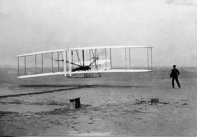 10. Wright kardeşlerin ilk uçuşu.