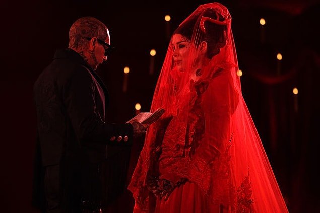 9. Dövme sanatçısı ve girişimci Kat Von D'nin gotik kırmızı gelinliği tarihe geçti.