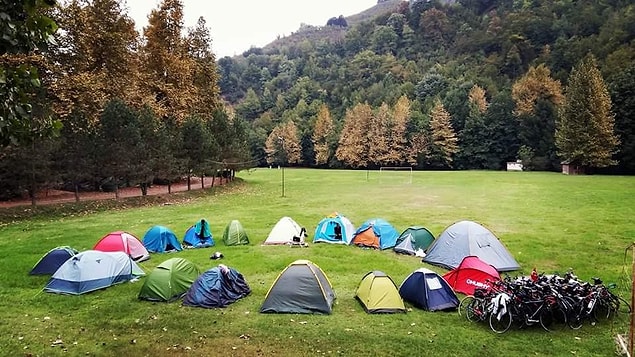 En sonunda yaylaya vardık. Ortam leş ötesi. Biz gidene kadar herkes zil zurna sarhoş ve bir tane ayık kimse yok. Ben biraz rahatsız oldum ve direkt çadırı kurup çadırın içinde takıldım. Tabii o malum arkadaşım bunlarla güzelce eğlendi içti, sıçtı.